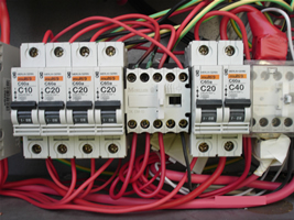 Discoloured wires indicate bad connection
by contactor 